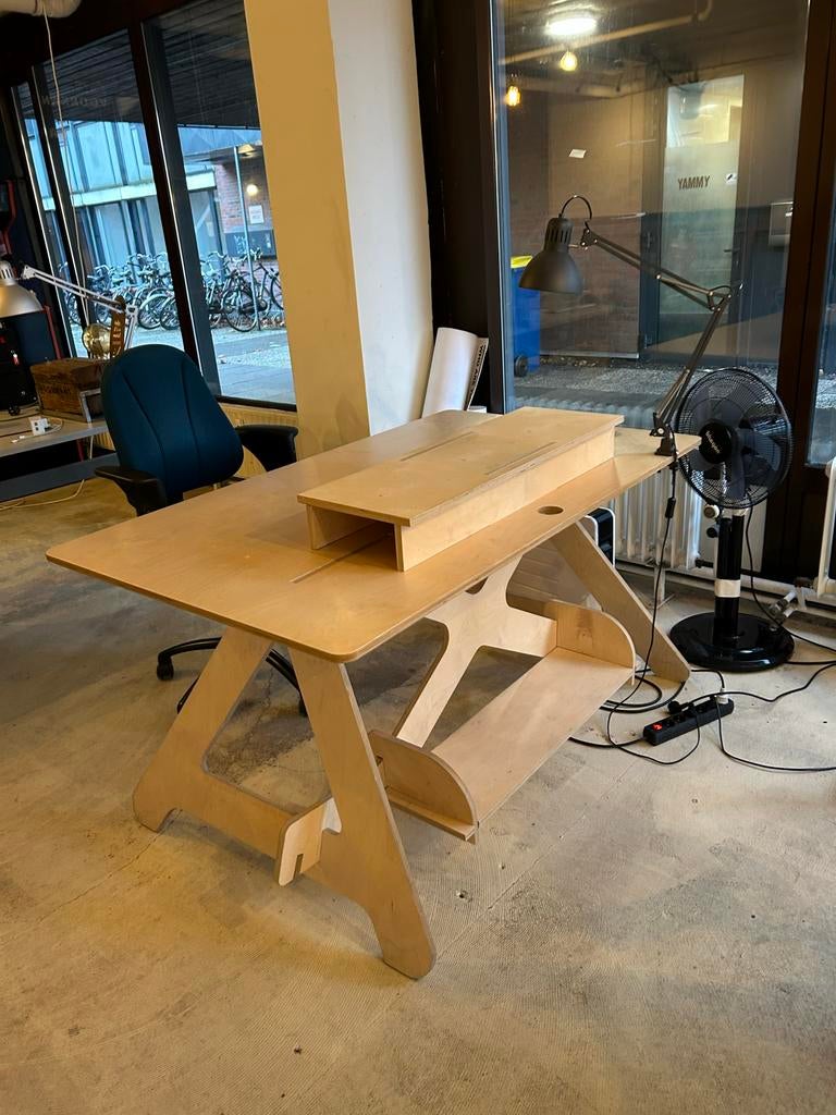 Uniek houten schroefloos designbureau, Ophalen, In hoogte verstelbaar, Gebruikt