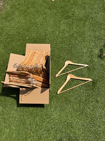 Houten kledinghangers 28 stuks  beschikbaar voor biedingen