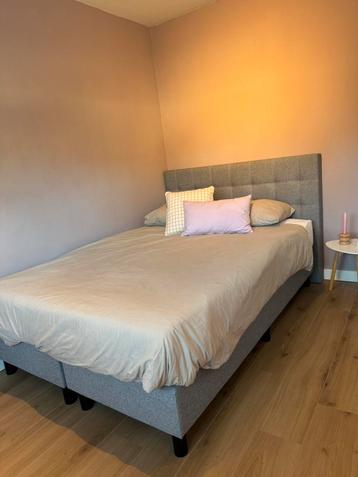 Grijze boxspring 140 x 200 (serie Liv van Leenbakker) beschikbaar voor biedingen