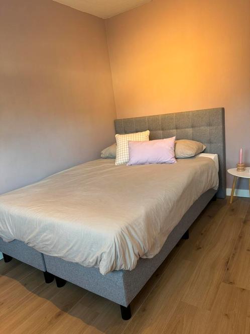 Grijze boxspring 140 x 200 (serie Liv van Leenbakker), Huis en Inrichting, Slaapkamer | Boxsprings, Zo goed als nieuw, 140 cm