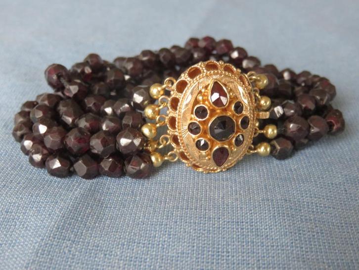 Armband met granaat stenen kralen en 14 karaat gouden slot, Sieraden, Tassen en Uiterlijk, Armbanden, Zo goed als nieuw, Goud