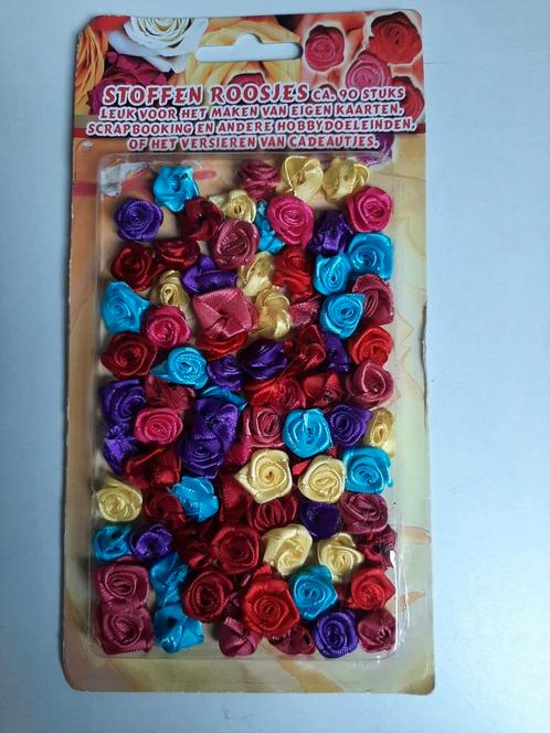 Stoffen roosjes, ongeveer 80/85 stuks., Hobby en Vrije tijd, Scrapbooking, Nieuw, Versiering of Embellishment, Overige merken