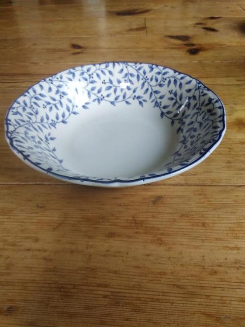 Witte schaal met blauwe takjes met blaadjes, Huis en Inrichting, Keuken | Servies, Zo goed als nieuw, Schaal of Schalen, Overige stijlen
