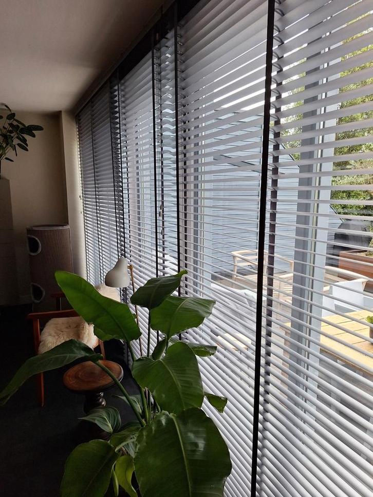 Mooie brede aluminium luxaflex. Grijs. Warmte werend., Huis en Inrichting, Stoffering | Gordijnen en Lamellen, Gebruikt, Ophalen
