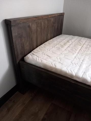 Stoer houten bed 90x200 beschikbaar voor biedingen