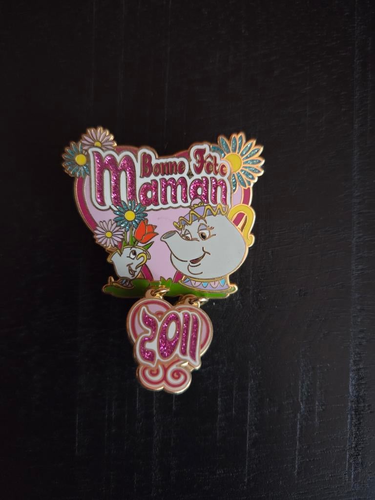 Disney Pin - Mrs. Potts & Chip - Bonne Fête Maman 2011, Verzamelen, Speldjes, Pins en Buttons, Ophalen of Verzenden, Zo goed als nieuw