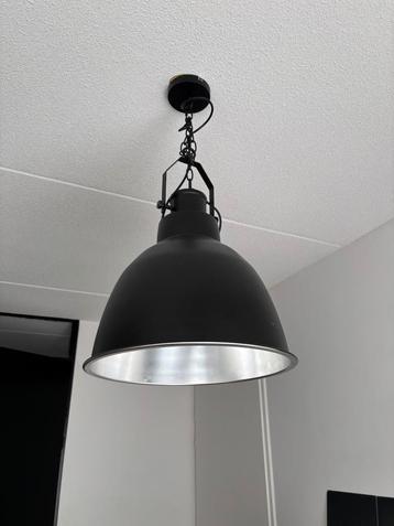 Industriële hanglamp beschikbaar voor biedingen