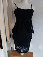 Zwarte kanten jurk met peplum valt als maat S, Kleding | Dames, Jurken, Zwart, Ophalen of Verzenden, Maat 36 (S), Boven de knie