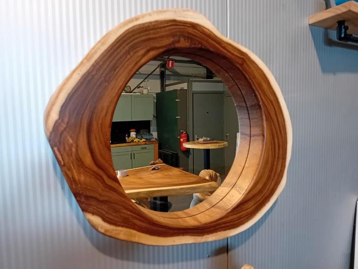 unieke spiegel in suar boomstam schijf 6 cm dik. 70x60cm, Huis en Inrichting, Woonaccessoires | Spiegels, Nieuw, 50 tot 75 cm