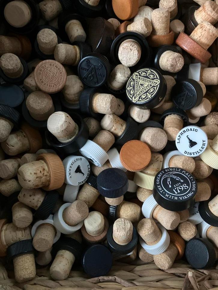 Grote verzameling Whisky & Gin kurken, Verzamelen, Overige Verzamelen, Gebruikt, Ophalen