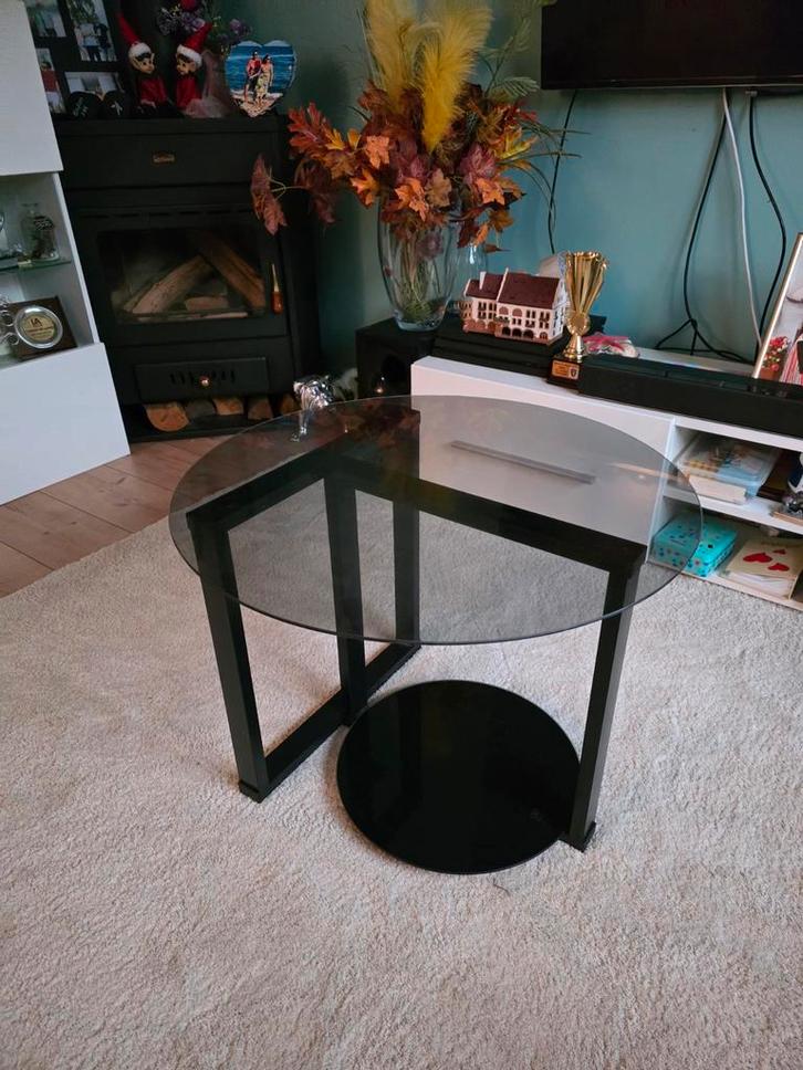 Salontafel met glazen blad en zwart onderstel, Huis en Inrichting, Tafels | Salontafels, Zo goed als nieuw, Minder dan 50 cm, 50 tot 100 cm