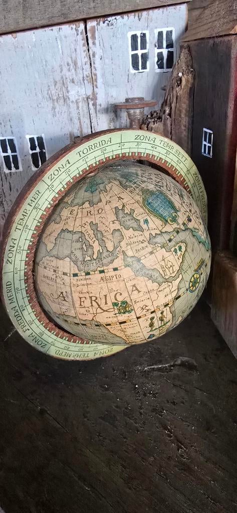 Superleuke kleine wereldbol papier maché, Antiek en Kunst, Ophalen of Verzenden