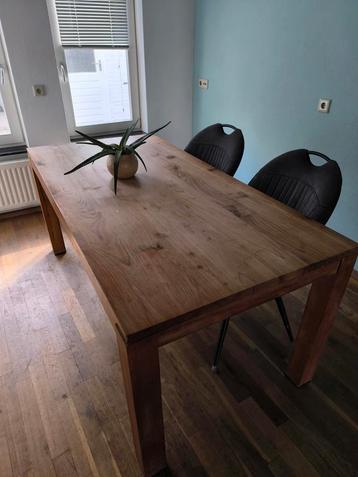 Houten Eettafel - Robuust en Stijlvol beschikbaar voor biedingen