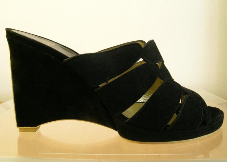 Charles Jourdan suede zwart + goud slipper/muil met sleehak, Kleding | Dames, Schoenen, Zo goed als nieuw, Sandalen of Muiltjes