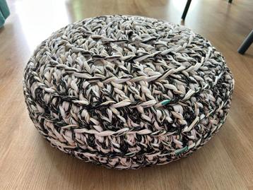 Zwart/wit gehaakte poef  beschikbaar voor biedingen