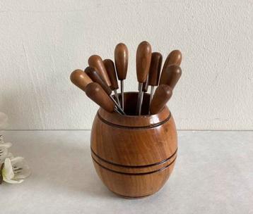 12 Prikkertjes/cocktailvorkjes met houten tonnetje vintage. beschikbaar voor biedingen