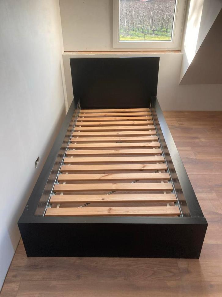 Zwart eenpersoonsbed met lattenbodem, ikea Malm, Huis en Inrichting, Slaapkamer | Bedden, Zo goed als nieuw, Eenpersoons, 90 cm