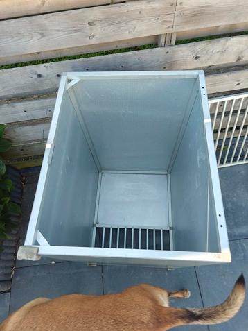 Honden bench/kennel beschikbaar voor biedingen