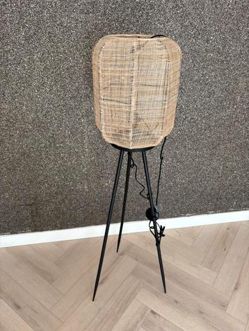 Staande vloerlamp beschikbaar voor biedingen