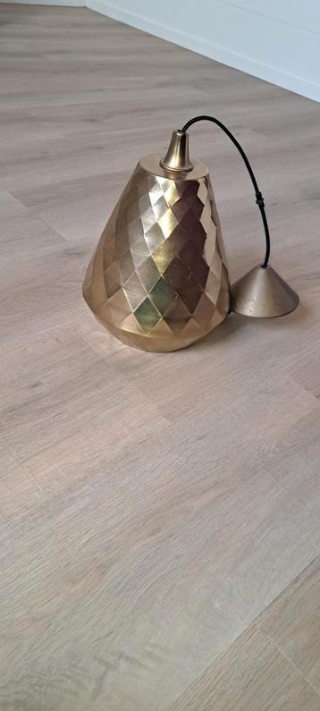 goudkleurige metalen hanglamp. 