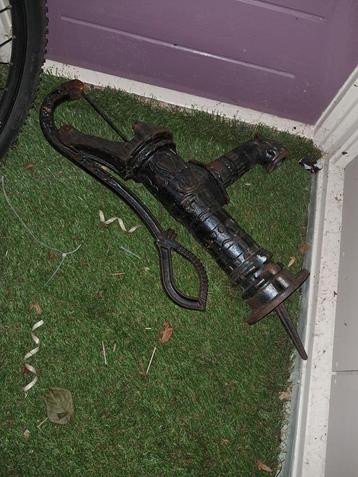 Oude waterkraan voor buiten beschikbaar voor biedingen