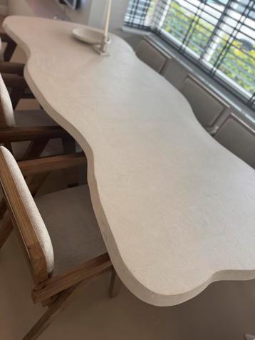 Japandi organische eettafel beschikbaar voor biedingen