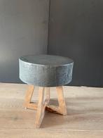Salon/bijzettafel van Must Living met houten poot, Huis en Inrichting, Tafels | Salontafels, Ophalen, Gebruikt, Rond, 50 tot 100 cm