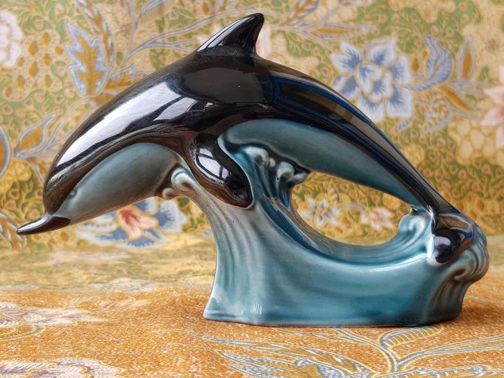 Mooie oud Poole beeldje uit Engeland van een dolfijn 17 cm., Antiek en Kunst, Antiek | Porselein, Ophalen of Verzenden