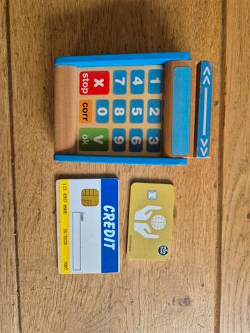 Houten speelgoed kassa met kaarten beschikbaar voor biedingen