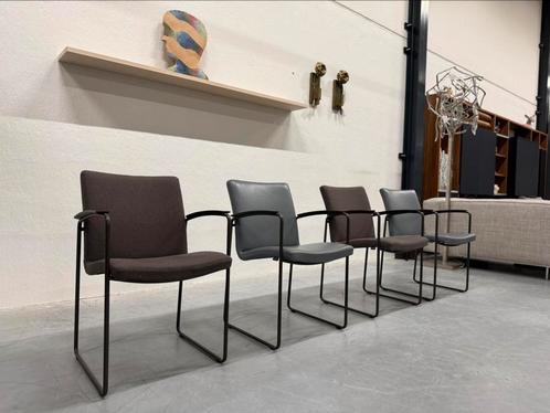 4 als nieuw Leolux Talos eetkamerstoelen bruin grijs stoel, Huis en Inrichting, Stoelen, Zo goed als nieuw, Vier, Overige materialen