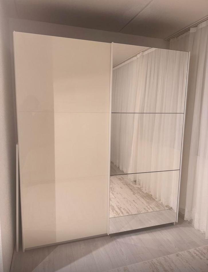 Ruime kast met spiegeldeur, Huis en Inrichting, Kasten | Kledingkasten, Zo goed als nieuw, 200 cm of meer, 100 tot 150 cm, 50 tot 75 cm