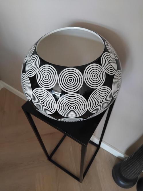Decoratieve vaas met zwart-wit patroon, Huis en Inrichting, Woonaccessoires | Vazen, Zo goed als nieuw, Zwart, Minder dan 50 cm