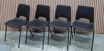 35 x Kunststof kuipstoelen kantine stoelen metaal horeca  beschikbaar voor biedingen