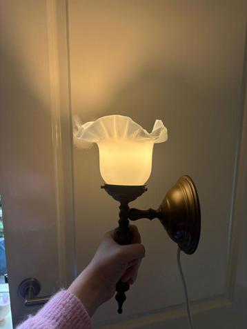 Vintage Muurlamp met Opaalglazen Kelk en Messing Armatuur beschikbaar voor biedingen
