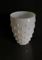 Opaline wit glazen beker of vaas met druppels., Ophalen, Wit, Minder dan 50 cm, Glas