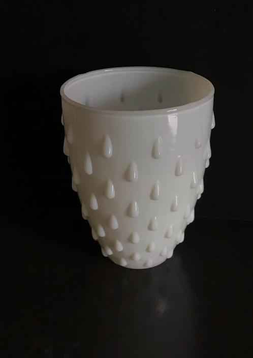Opaline wit glazen beker of vaas met tranen., Huis en Inrichting, Woonaccessoires | Vazen, Zo goed als nieuw, Wit, Minder dan 50 cm