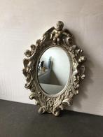 Zilverkleurig ovaal engeltjes spiegeltje met bewerkte rand., Ophalen of Verzenden, Ovaal, Minder dan 50 cm