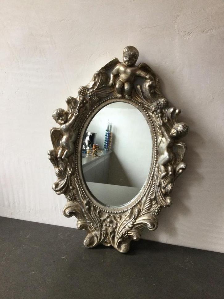 Zilverkleurig ovaal engeltjes spiegeltje met bewerkte rand., Antiek en Kunst, Antiek | Spiegels, Minder dan 50 cm, Ovaal, Ophalen of Verzenden