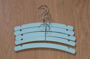 5 houten baby kledinghangers (lichtblauw) beschikbaar voor biedingen