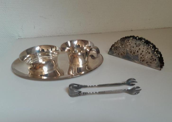 Verzilverde blad met melk, suiker kannetje, en servethouder., Antiek en Kunst, Antiek | Goud en Zilver, Zilver, Ophalen of Verzenden