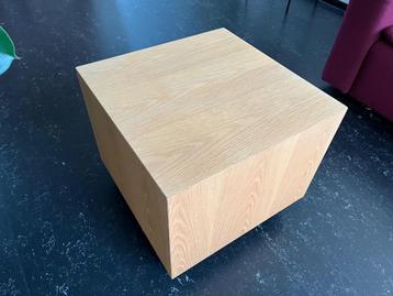 Verrijdbare bijzettafel beschikbaar voor biedingen