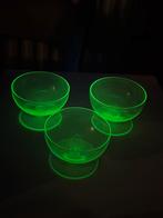 Drie uranium glas ijs coupes / likeur glazen, Antiek en Kunst, Antiek | Glas en Kristal, Ophalen of Verzenden