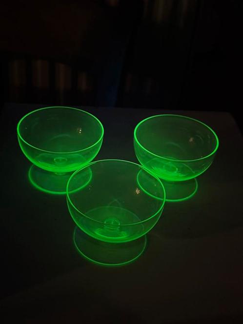 Drie uranium glas ijs coupes / likeur glazen, Antiek en Kunst, Antiek | Glas en Kristal, Ophalen of Verzenden