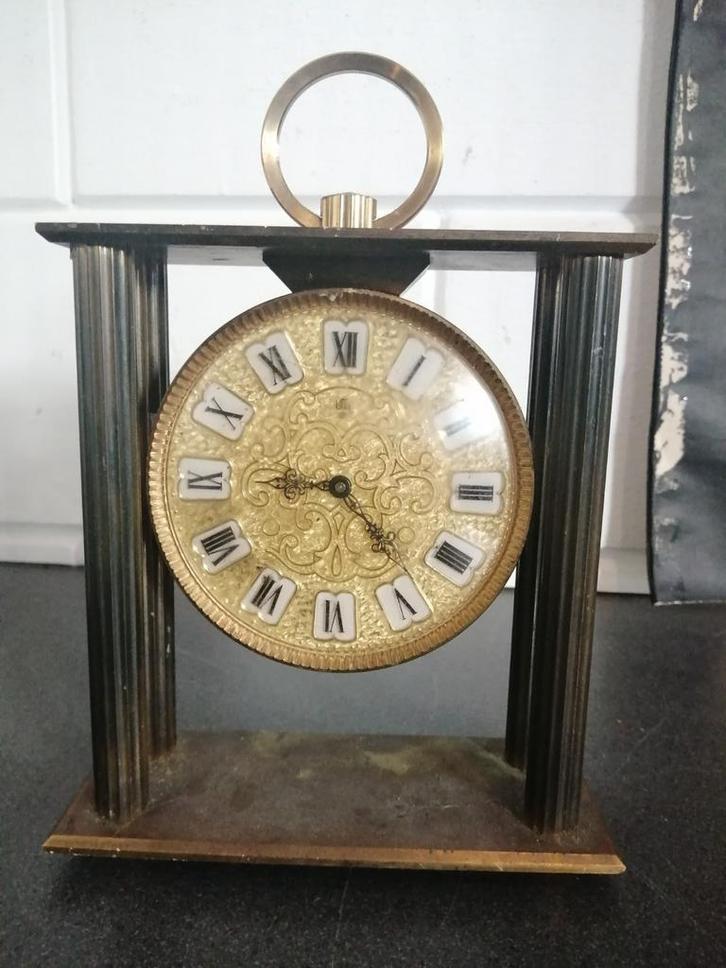ANTIEKE TAFEL KLOK 18X16 CM 2,5 KG ZWAAR OPKNAPPER, Antiek en Kunst, Antiek | Klokken, Ophalen of Verzenden