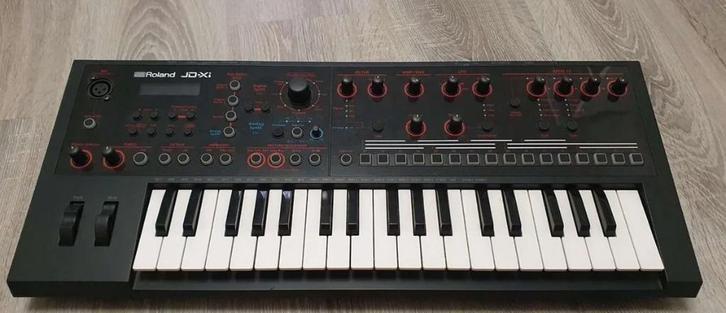 Roland JD-XI Synthesizer met koffer, Muziek en Instrumenten, Synthesizers, Zo goed als nieuw, 61 toetsen, Roland, Met koffer of flightcase