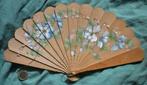Een met de hand beschilderde houten waaier, Ophalen of Verzenden