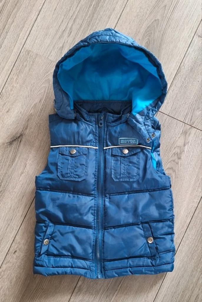 Noppies blauwe bodywarmer met capuchon maat 104, Kinderen en Baby's, Kinderkleding | Maat 104, Zo goed als nieuw, Jongen, Jas