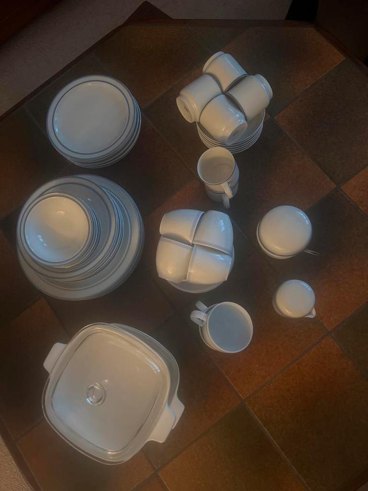 Serviesset 5/6-delig met blauwe rand, Huis en Inrichting, Keuken | Servies, Gebruikt, Compleet servies, Effen, Keramiek, Ophalen