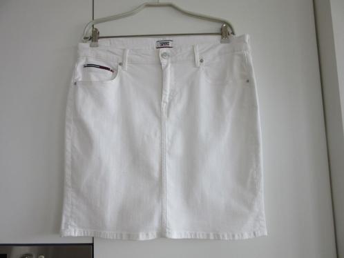 ROK kort merk TOMMY HILFIGER jeansmaat 32 wit z.g.a.n., Kleding | Dames, Rokken, Zo goed als nieuw, Maat 38/40 (M), Wit, Boven de knie