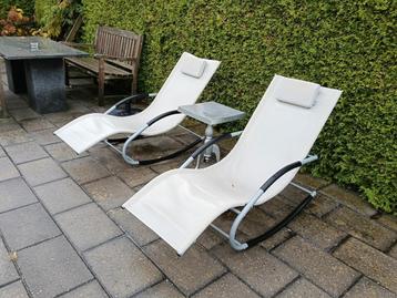 Twee comfortabele ligstoelen beschikbaar voor biedingen